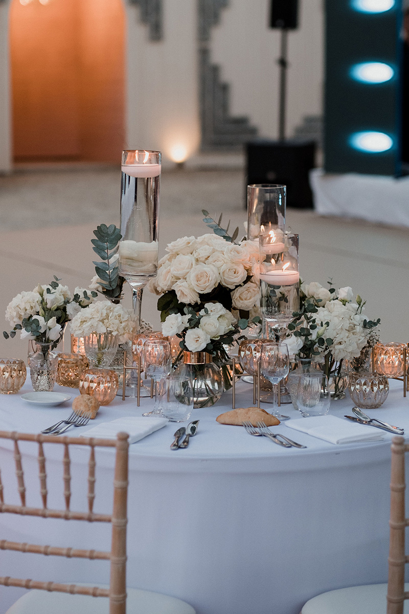 art-de-la-table-centre-table-fleuri-bougies-mariage-dinner