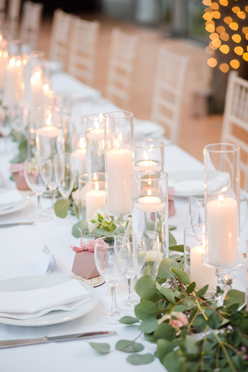 art-de-la-table-mariage-feuillage-bougies-rose-blanc