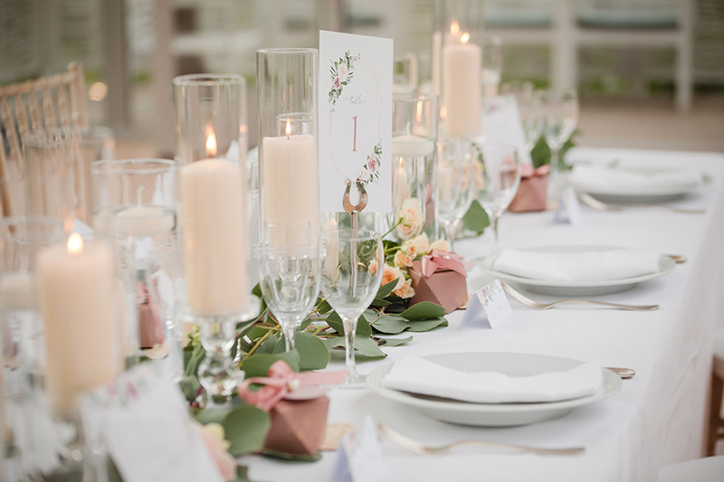 art-de-la-table-mariage-fleurs-bougies-rose-blanc