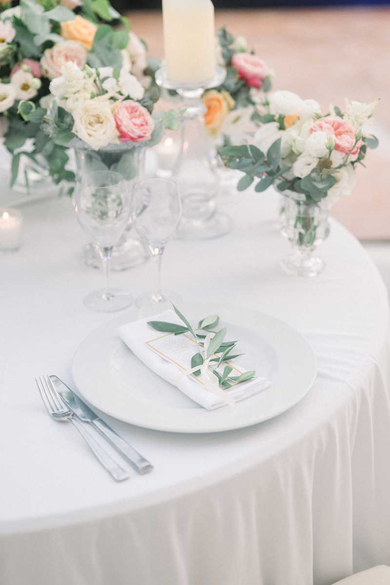 art-de-la-table-menu-mariage-feuilles-d’olivier-fleurs