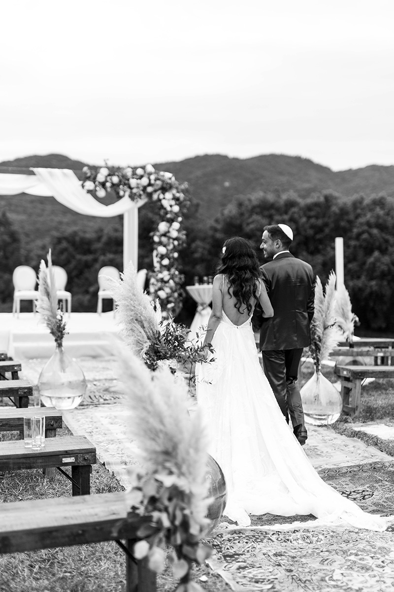 ceremony-wedding-houppa-domaine-des-oliviers-cannes-benches-pampa