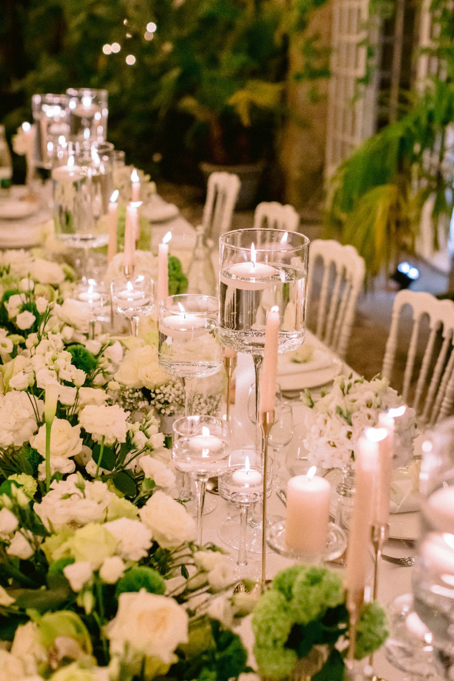 composition-dinner-table-fleurs-feuillage-bougies