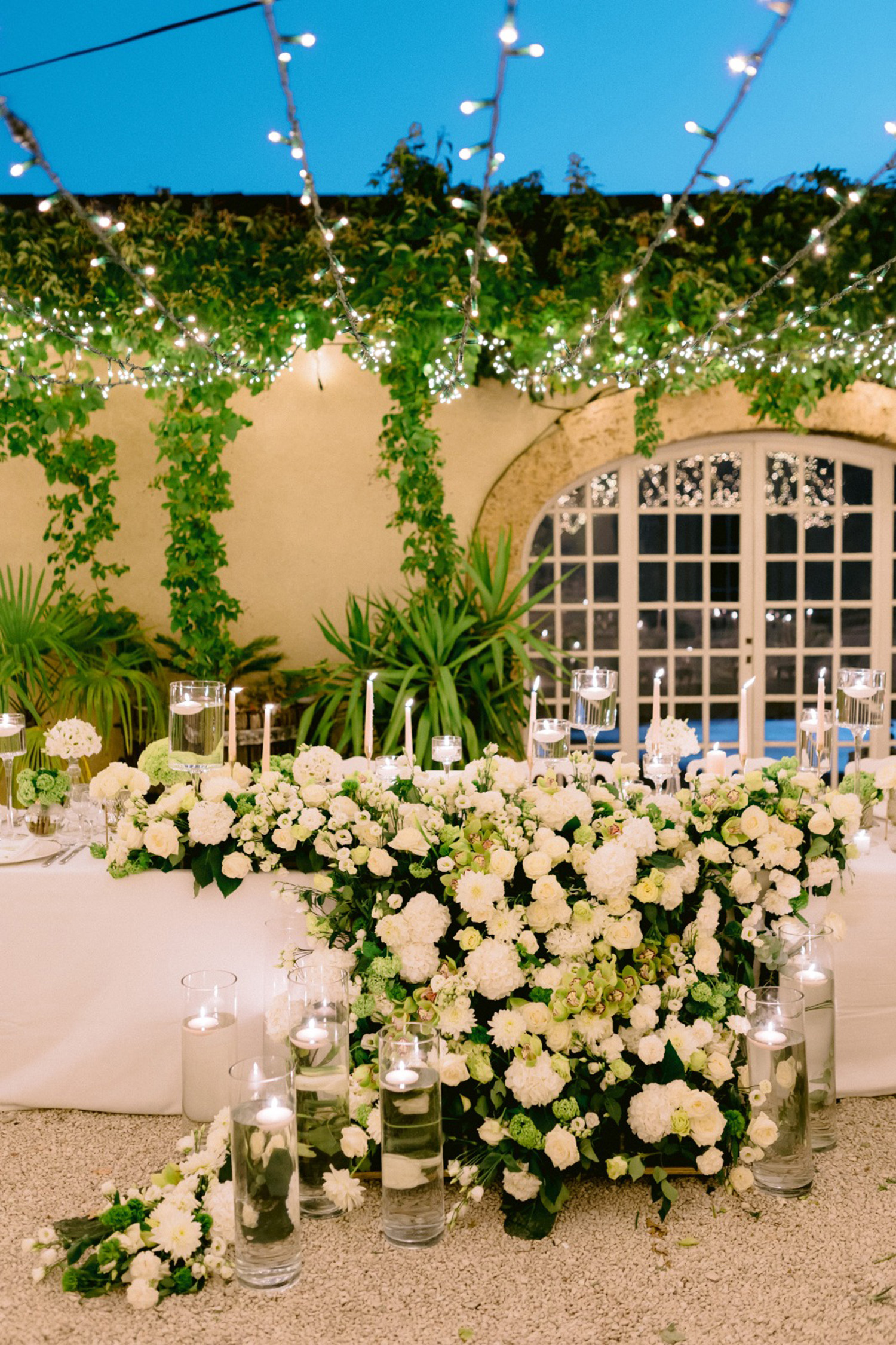 composition-fleurs-bougies-vases-decoration-mariage