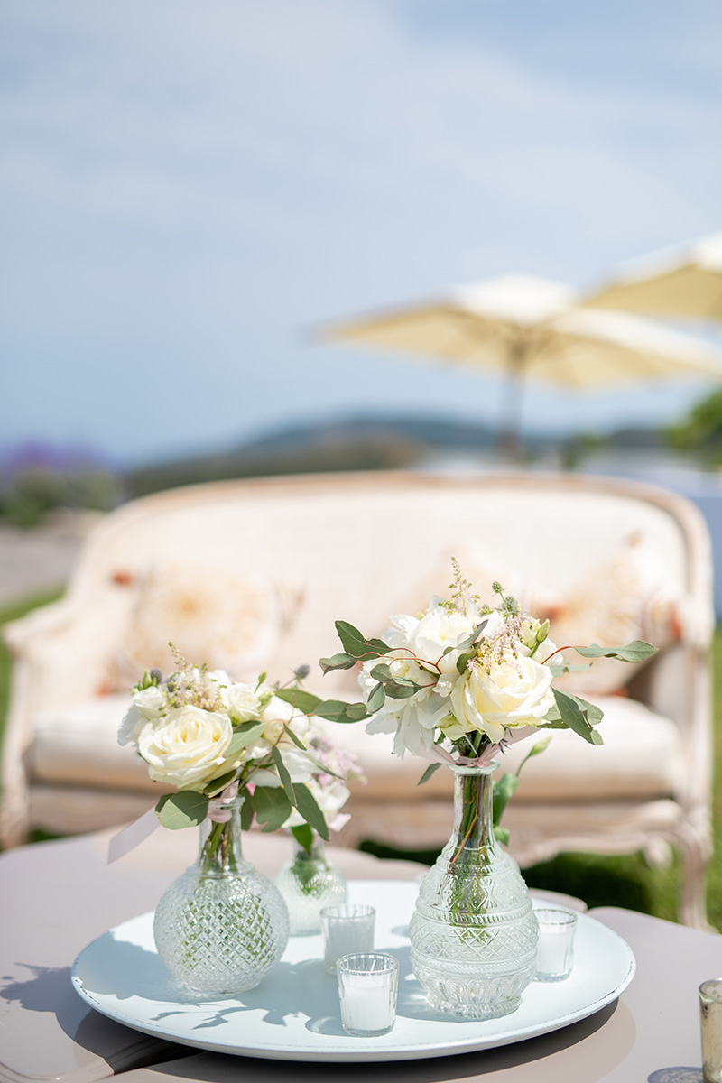 composition-flowers-blanc-mariage-sofa-domaines-des-oliviers-cannes