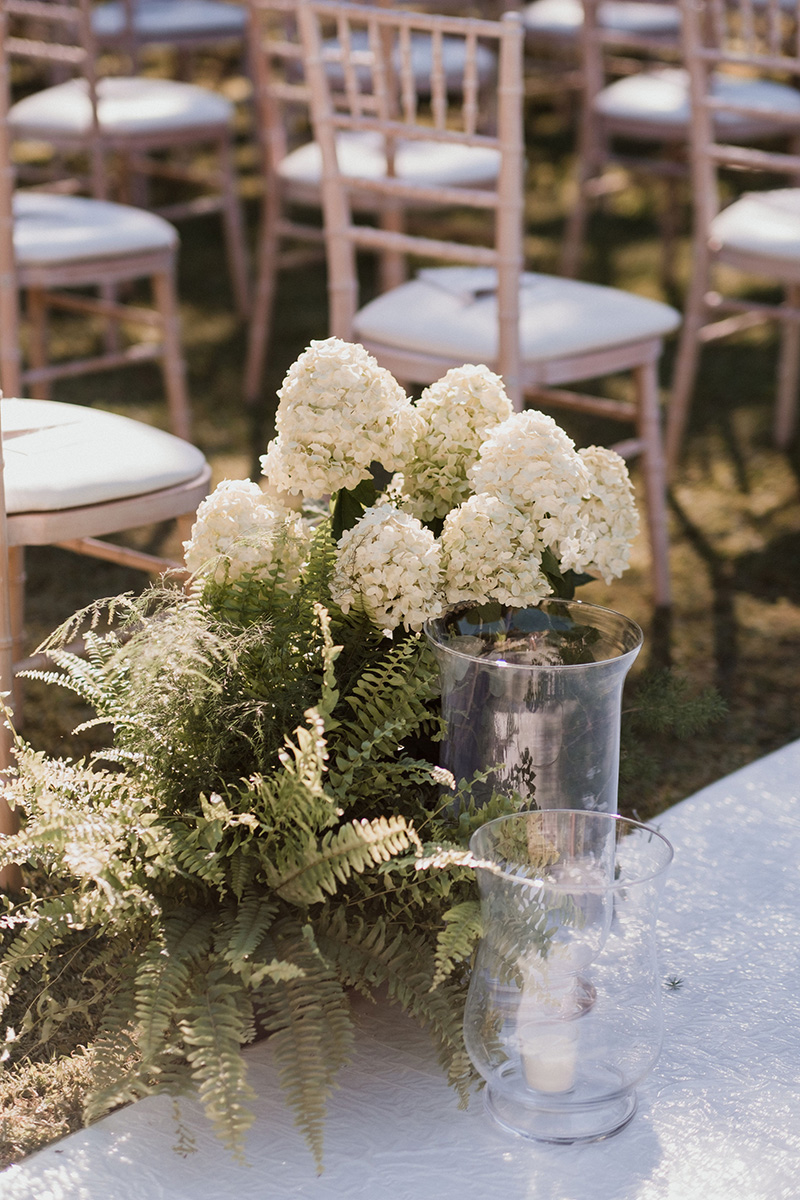 composition-white-flowers-mariage-ceremonie