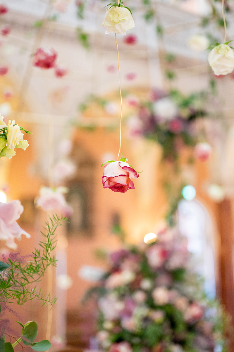 décoration-fleurs-qui-tombes-duplafond-dôme-mariage