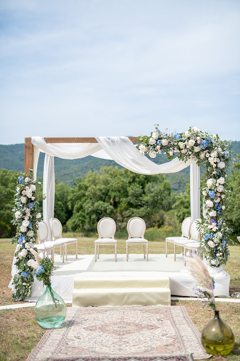 houppa-wedding-flowers-white-blue-ceremony