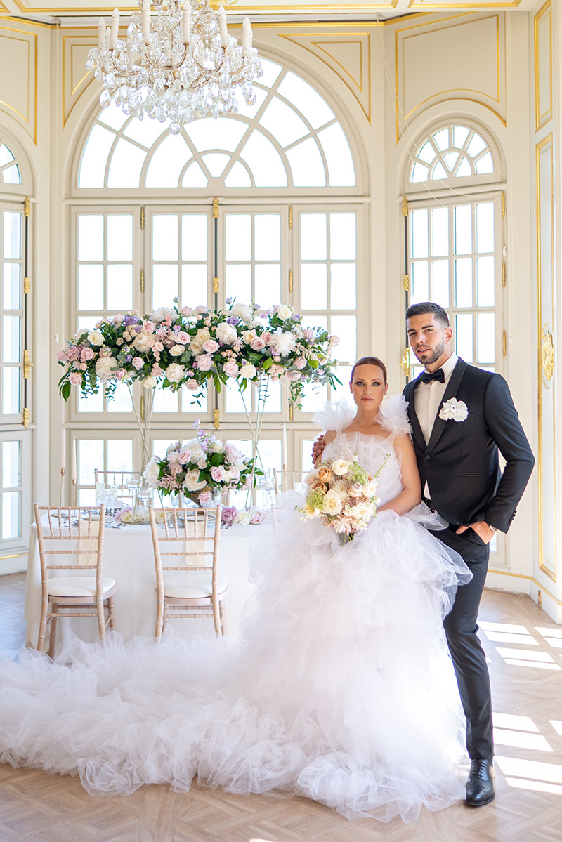mariage-robe-fleurs-centre-de-table-bouquets-blanc-rose-villa-rothschild