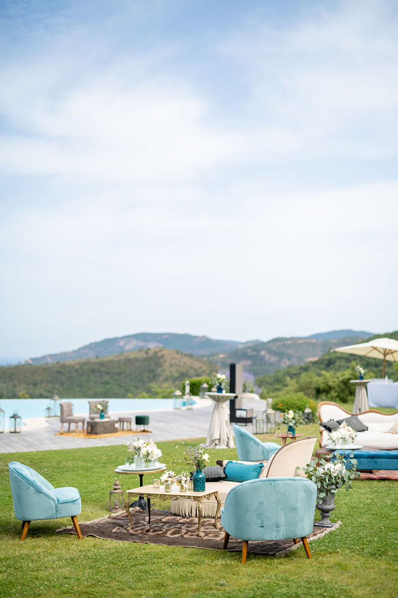 outdoor lounge-blue-wedding-swimming-pool-domaine-des-oliviers-cannes