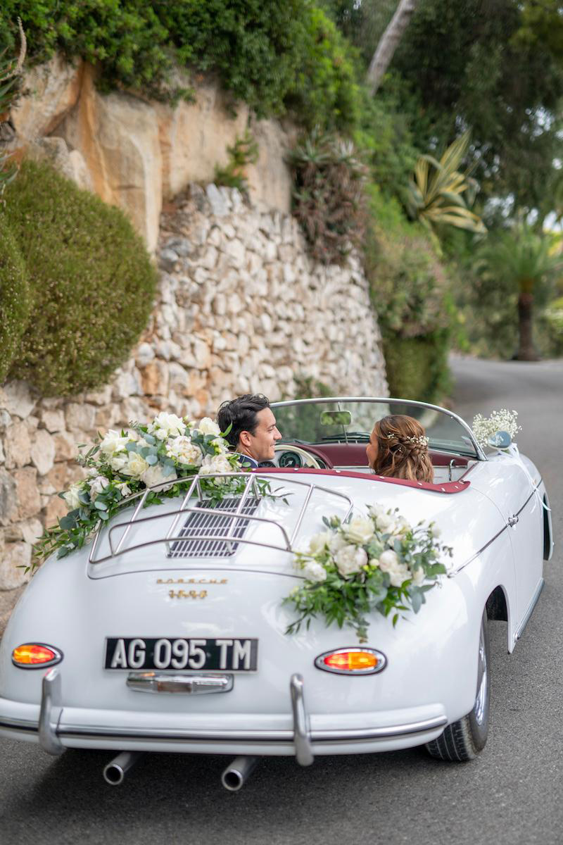 photo-shoot-bride-and-groom-car-flowers