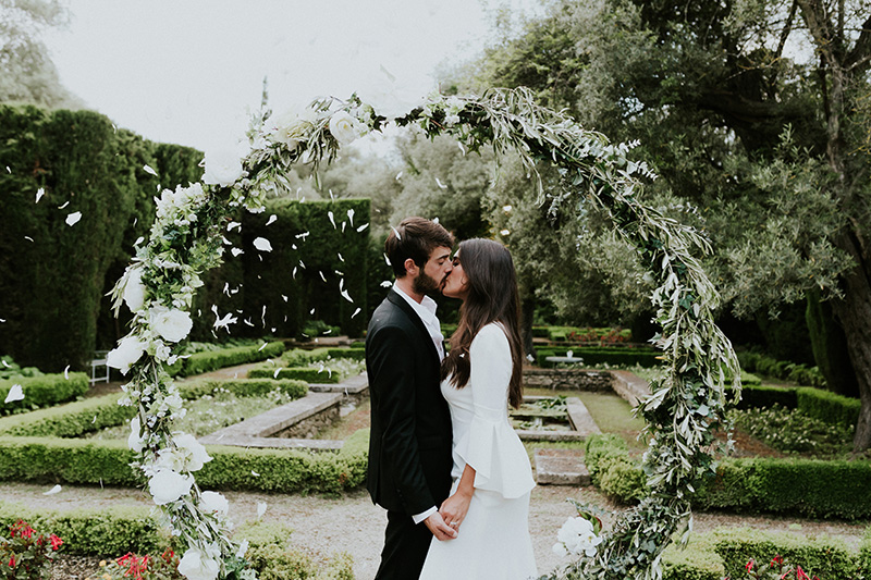 photo-shoot-bride-and-groom-flowers-ark-wedding