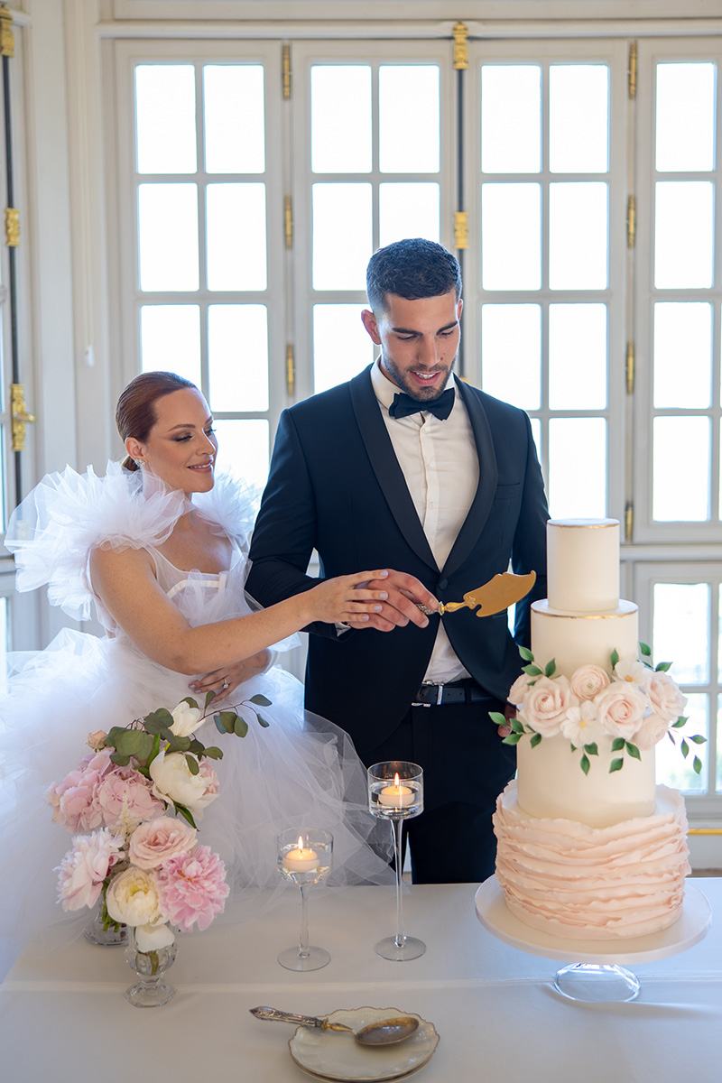 wedding-bride-and-groom-cake-flowers-pink