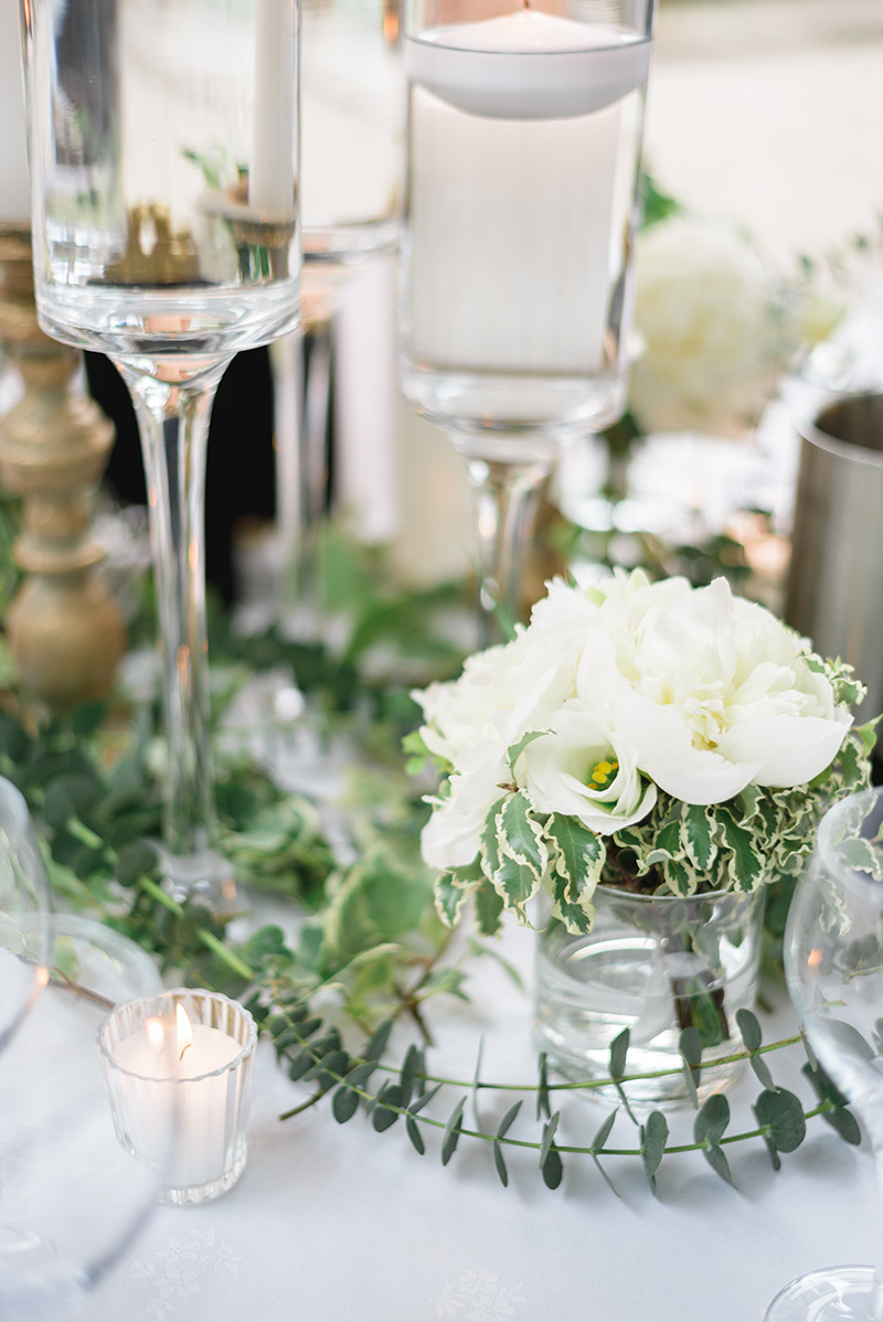 wedding-decoration-white-flowers-candles