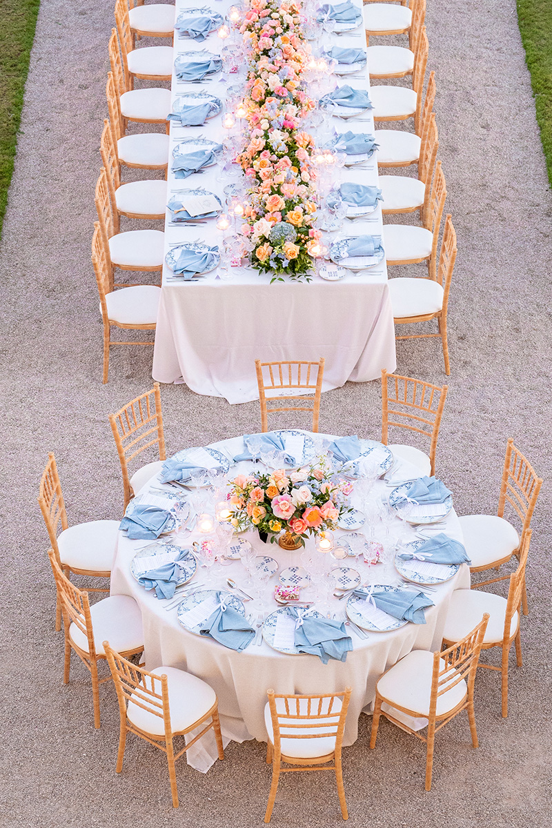 wedding-tables-diner-colorful-flowers