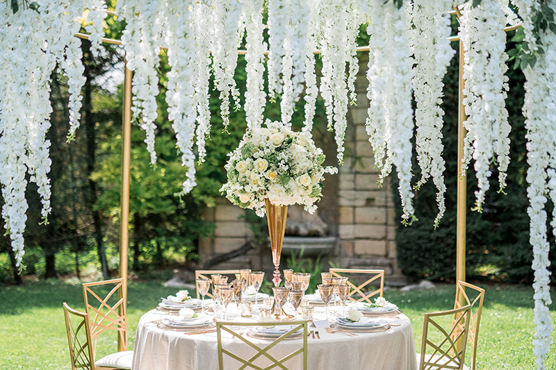 wedding-white-wisteria-flowers-round-table-centerpiece-tableware